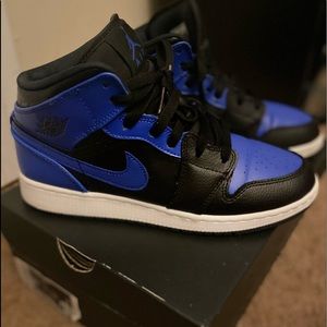 Air Jordan 1s Mid (GS)